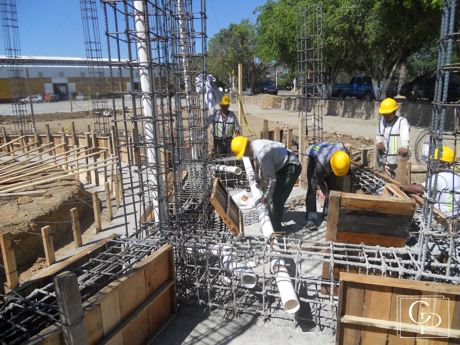 Equipo de construcción trabajando en proyecto